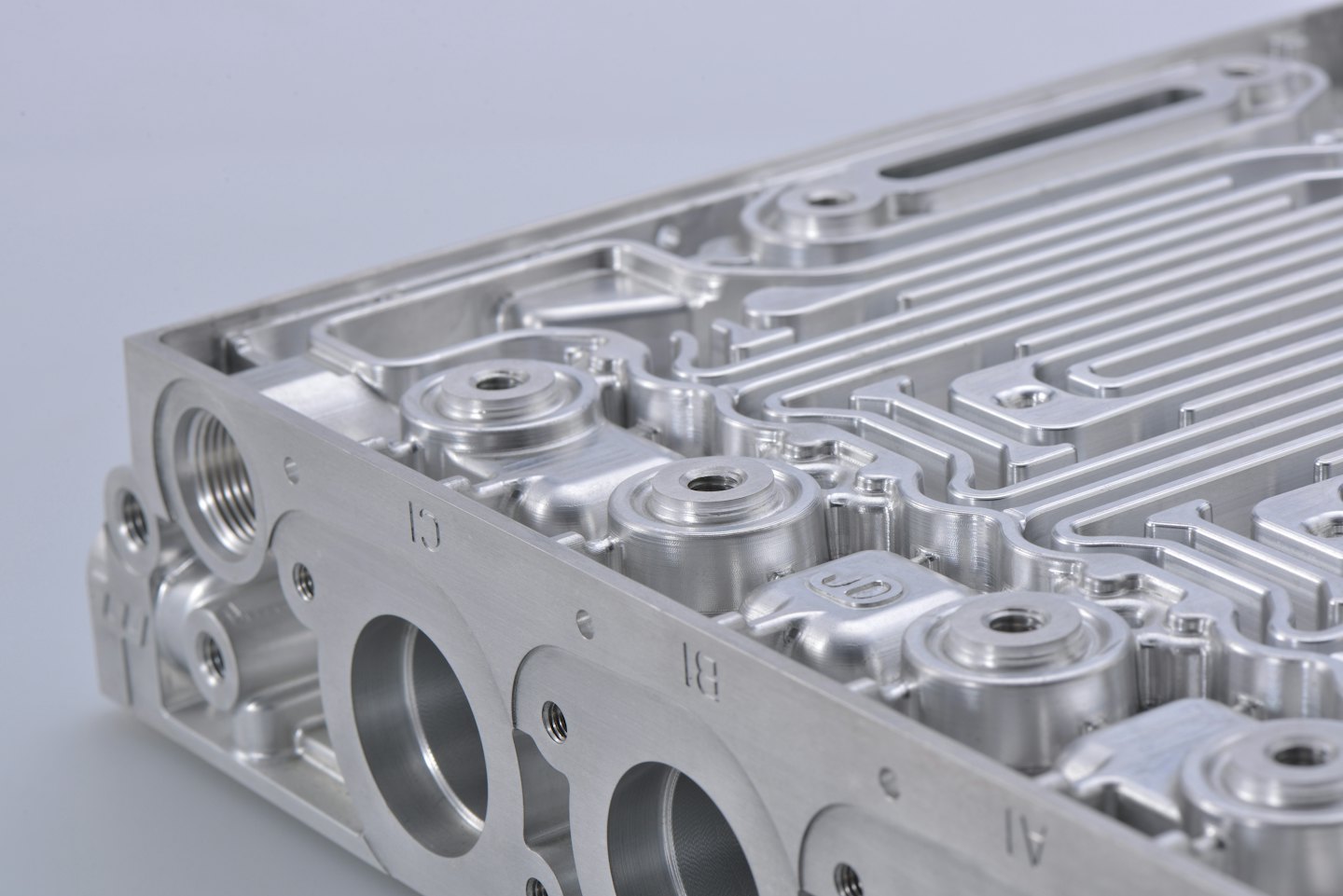 Pieza de aluminio mecanizada de precisión con canales internos.