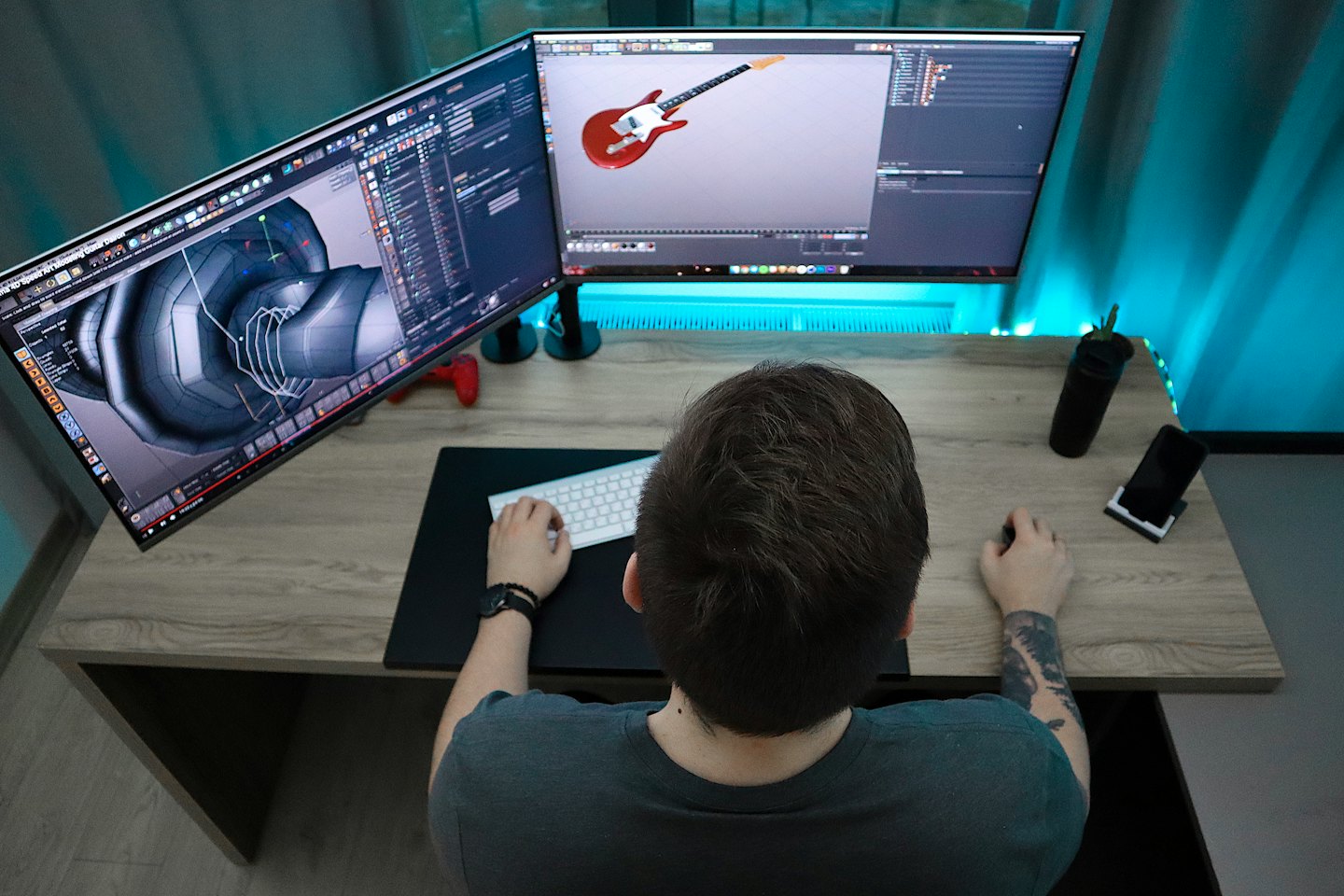 Persona modela una pieza mecánica y una guitarra en software 3D.
